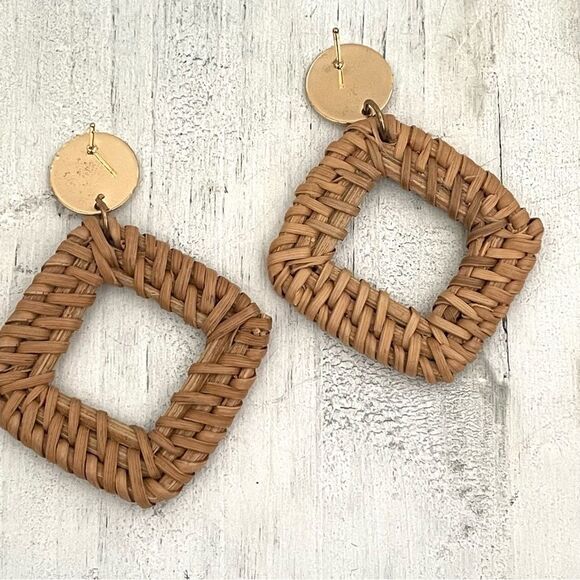 Tan and gold tone square statement earrings - Picture 4 of 10